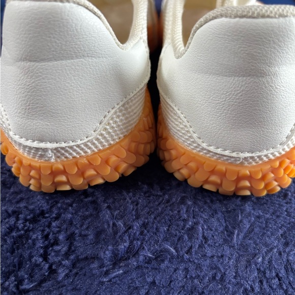 Modern White and Orange Sneakers with Textured Sole - Picture 3 of 9